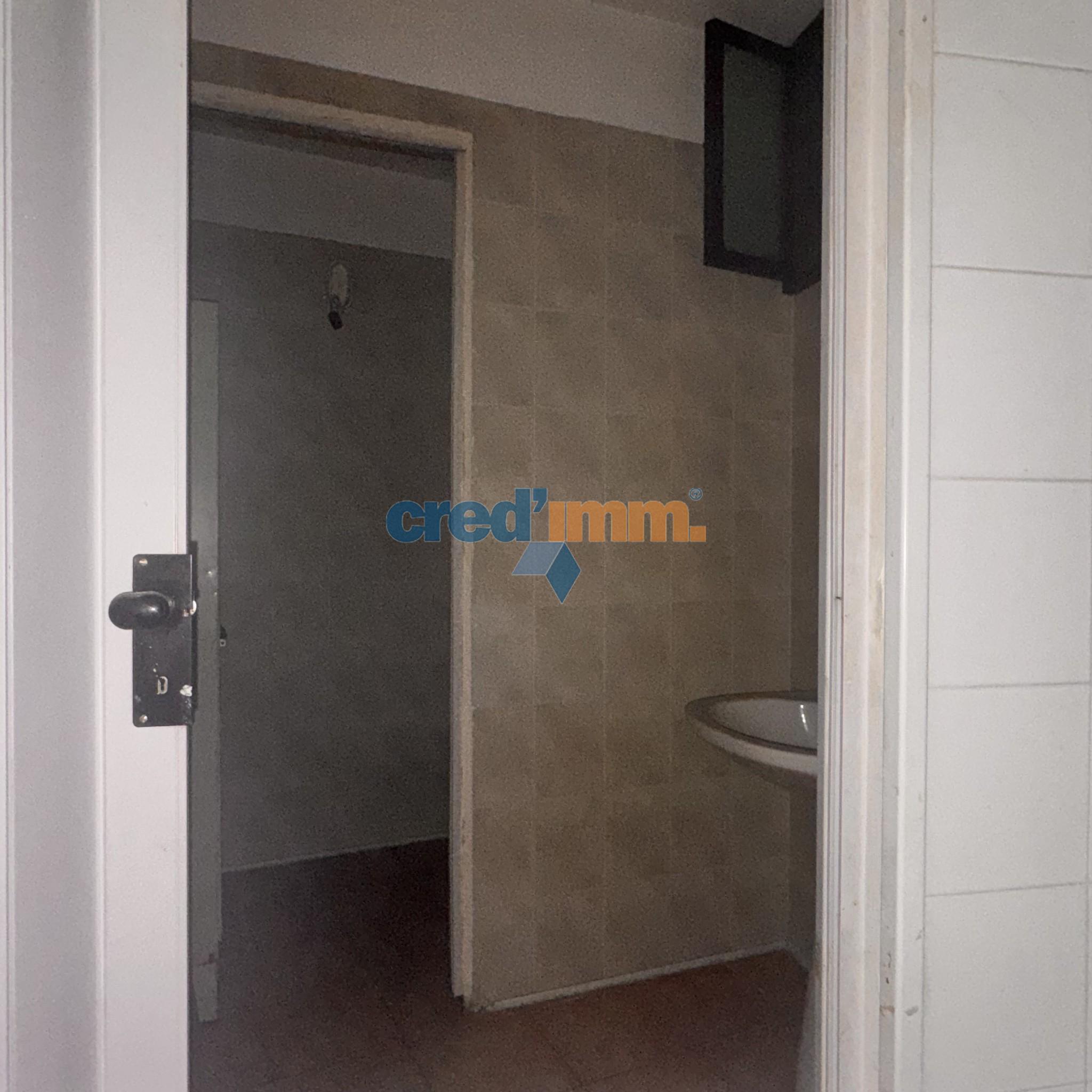 Bisceglie locale commerciale in vendita con doppio ingresso_4351789459085.jpeg